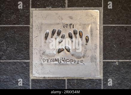 Der Handabdruck des berühmten amerikanischen Schauspielers, Regisseurs und Fotografen Dennis Hopper wurde auf dem Bürgersteig der Allée des Etoiles (Avenue of the Stars) angebracht. Stockfoto