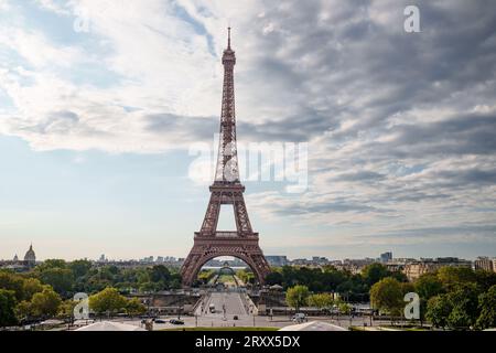 Eiffelturm an einem bewölkten Morgen Stockfoto