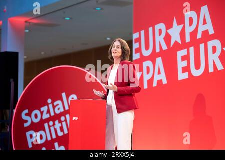 Katarina Barley, Spitzenkandidatur Europawahl DEU, Deutschland, Deutschland, Berlin, 25.09.2023 Katarina Barley , Spitzenkandidatin für die Europawahl, bei der Vorstellung der Spitzenkandidatur der SPD zur Europawahl im Juni 2024 unter dem Motto soziale Politik für dich in Europa im Willy-Brandt-Haus der Parteizentrale der SPD in Berlin Deutschland en: Katarina Barley , Hauptkandidatin für die Europawahl, während der Präsentation der Spitzenkandidatin der SPD für die Europawahl im Juni 2024 unter dem Motto Sozialpolitik für Sie in Europa innerhalb der SPD-Partei der Sozialdemokratischen Partei Stockfoto