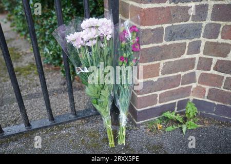 Blumen vor dem Old Palace of John Whitgift School in Croydon, ein Schüler, der die Schule besucht, wurde am Mittwochmorgen in der Nähe des Whitgift Einkaufszentrums in Croydon erstochen. Bilddatum: Mittwoch, 27. September 2023. Stockfoto