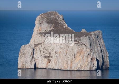 Blick aus der Vogelperspektive auf den Pan di Zucchero-Felsen und die Mine Porto Flavia an der Westküste Sardiniens Stockfoto