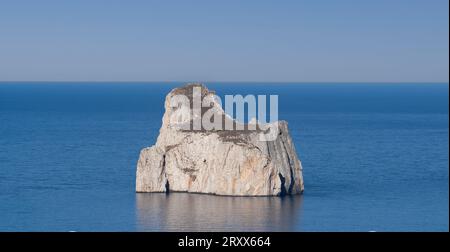 Blick aus der Vogelperspektive auf den Pan di Zucchero-Felsen und die Mine Porto Flavia an der Westküste Sardiniens Stockfoto