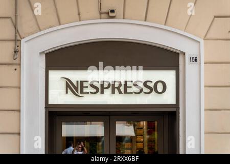Bari, Italien - 22. September 2023: Nespresso-Logo an der Fassade eines Geschäfts *** Nespresso-Logo an der Fassade von einem Geschäft Stockfoto