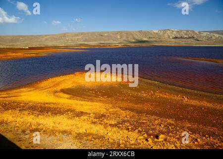 Milluni Reservoir, in der Nähe von La Paz / El Alto, BOLIVIEN; 27. September 2023: Eine Ansicht, die sehr niedrige Wasserstände im Represa Milluni Reservoir zeigt, das die nahe gelegene Stadt El Alto versorgt und derzeit nur etwa 20 % der Kapazität hat. Boliviens altiplano-Regionen erleben derzeit eine schwere Dürre und der Wasserstand in Seen, Flüssen und Stauseen ist für die Zeit des Jahres niedriger als normal. Viele geben dem Klimawandel die Schuld; die letzten Jahre waren trockener als normal, und das El-Niño-Phänomen verstärkt sich derzeit im Pazifischen Ozean vor Südamerika. Verdienst: James Brunker/Alamy Liv Stockfoto