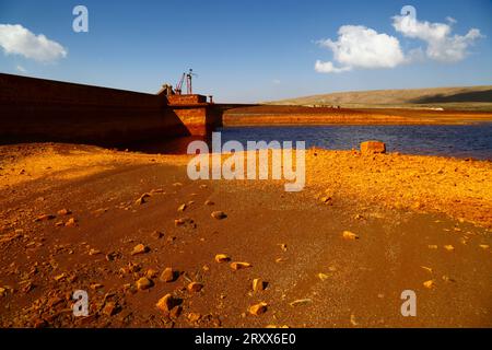 Milluni Reservoir, in der Nähe von La Paz / El Alto, BOLIVIEN; 27. September 2023: Eine Ansicht, die sehr niedrige Wasserstände im Represa Milluni Reservoir zeigt, das die nahe gelegene Stadt El Alto versorgt und derzeit nur etwa 20 % der Kapazität hat. Boliviens altiplano-Regionen erleben derzeit eine schwere Dürre und der Wasserstand in Seen, Flüssen und Stauseen ist für die Zeit des Jahres niedriger als normal. Viele geben dem Klimawandel die Schuld; die letzten Jahre waren trockener als normal, und das El-Niño-Phänomen verstärkt sich derzeit im Pazifischen Ozean vor Südamerika. Verdienst: James Brunker/Alamy Liv Stockfoto