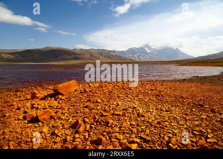 Milluni Reservoir, in der Nähe von La Paz / El Alto, BOLIVIEN; 27. September 2023: Eine Ansicht, die sehr niedrige Wasserstände im Represa Milluni Reservoir zeigt, das die nahe gelegene Stadt El Alto versorgt und derzeit nur etwa 20 % der Kapazität hat. Boliviens altiplano-Regionen erleben derzeit eine schwere Dürre und der Wasserstand in Seen, Flüssen und Stauseen ist für die Zeit des Jahres niedriger als normal. Viele geben dem Klimawandel die Schuld; die letzten Jahre waren trockener als normal, und das El-Niño-Phänomen verstärkt sich derzeit im Pazifischen Ozean vor Südamerika. Verdienst: James Brunker/Alamy Liv Stockfoto