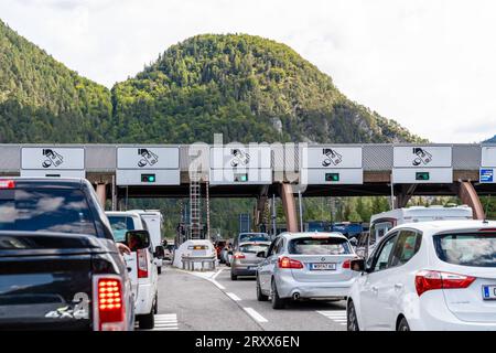 Italien - 23. September 2023: Stau an der Mautstation in Italien. Fahrzeuge, die auf die Zahlung der Autobahnmaut warten *** Stau an der Mautstation in Italien. Fahrzeuge warten auf die Bezahlung von der Autobahn Maut Stockfoto