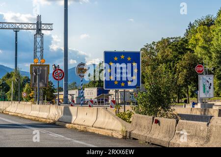 Österreich - 23. September 2023: Grenze zwischen Österreich und Deutschland, Grenzübergang auf der Autobahn mit einem Schild: Bundesrepublik Deutschland *** Grenze zwischen Österreich und Deutschland, Grenzübergang an der Autobahn mit einem Schild: Bundesrepublik Deutschland Stockfoto