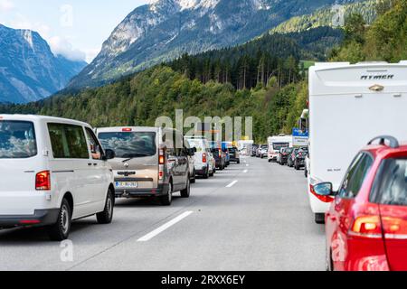 Österreich - 23. September 2023: Notfahrspur auf der Autobahn in Österreich während eines Staus. Fahrzeuge fahren rechts und links von der Fahrspur *** Rettungsgasse auf der Autobahn in Österreich bei einem Stau. Fahrzeuge fahren rechts und links von der Fahrbahn Stockfoto