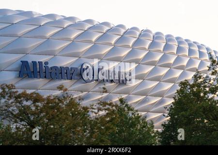 München, Bayern, Deutschland - 23. September 2023: Allianz Arena in München bei Sonnenuntergang. Fußballstadion *** die Allianz Arena in München, Bayern bei Sonnenuntergang. Fußballstadion Stockfoto