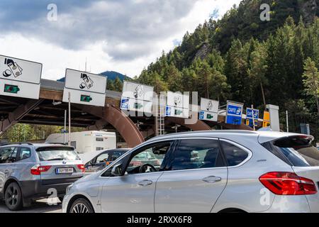 Italien - 23. September 2023: Stau an der Mautstation in Italien. Fahrzeuge, die auf die Zahlung der Autobahnmaut warten *** Stau an der Mautstation in Italien. Fahrzeuge warten auf die Bezahlung von der Autobahn Maut Stockfoto