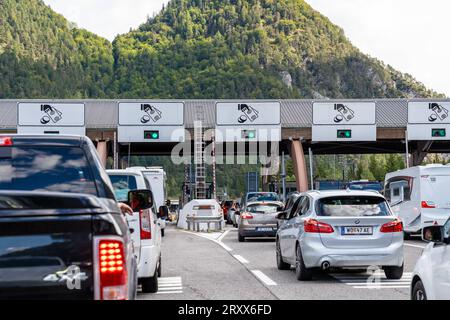 Italien - 23. September 2023: Stau an der Mautstation in Italien. Fahrzeuge, die auf die Zahlung der Autobahnmaut warten *** Stau an der Mautstation in Italien. Fahrzeuge warten auf die Bezahlung von der Autobahn Maut Stockfoto