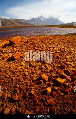 Milluni Reservoir, in der Nähe von La Paz / El Alto, BOLIVIEN; 27. September 2023: Eine Ansicht, die sehr niedrige Wasserstände im Represa Milluni Reservoir zeigt, das die nahe gelegene Stadt El Alto versorgt und derzeit nur etwa 20 % der Kapazität hat. Boliviens altiplano-Regionen erleben derzeit eine schwere Dürre und der Wasserstand in Seen, Flüssen und Stauseen ist für die Zeit des Jahres niedriger als normal. Viele geben dem Klimawandel die Schuld; die letzten Jahre waren trockener als normal, und das El-Niño-Phänomen verstärkt sich derzeit im Pazifischen Ozean vor Südamerika. Verdienst: James Brunker/Alamy Liv Stockfoto