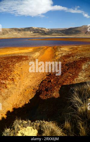 Milluni Reservoir, bei La Paz / El Alto, BOLIVIEN; 27. September 2023: Eine Ansicht, die einen trockenen Überlaufkanal und sehr niedrige Wasserstände im Represa Milluni Reservoir zeigt, das die nahe gelegene Stadt El Alto versorgt und derzeit nur etwa 20 % der Kapazität hat. Boliviens altiplano-Regionen erleben derzeit eine schwere Dürre und der Wasserstand in Seen, Flüssen und Stauseen ist für die Zeit des Jahres niedriger als normal. Viele geben dem Klimawandel die Schuld; die letzten Jahre waren trockener als normal, und das El-Niño-Phänomen verstärkt sich derzeit im Pazifischen Ozean vor Südamerika. Stockfoto