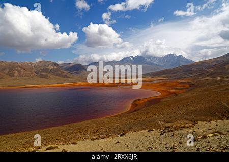 Milluni Reservoir, in der Nähe von La Paz / El Alto, BOLIVIEN; 27. September 2023: Eine Ansicht, die sehr niedrige Wasserstände im Represa Milluni Reservoir zeigt, das die nahe gelegene Stadt El Alto versorgt und derzeit nur etwa 20 % der Kapazität hat. Boliviens altiplano-Regionen erleben derzeit eine schwere Dürre und der Wasserstand in Seen, Flüssen und Stauseen ist für die Zeit des Jahres niedriger als normal. Viele geben dem Klimawandel die Schuld; die letzten Jahre waren trockener als normal, und das El-Niño-Phänomen verstärkt sich derzeit im Pazifischen Ozean vor Südamerika. Verdienst: James Brunker/Alamy Stockfoto