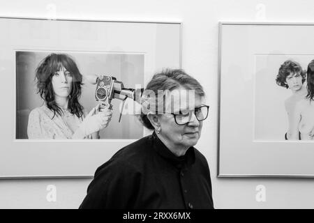 Judy Linn bei der Eröffnung ihrer Einzelausstellung im Haus am Kleistpark, Berlin, 18.1.2015 Judy Linn *1947 in Detroit, USA, ist eine US-amerikanische Fotografin, die mit ihren Bildern von Patty Smith und Robert Mapplethorpe zwischen 1969 und 1976 bekannt wird. *** Judy Linn 18 1 2015 Judy Linn 1947 in Detroit, USA, ist eine US-amerikanische Fotografin, die zwischen 1969 und 1976 durch ihre Bilder von Patty Smith und Robert Mapplethorpe bekannt wurde Stockfoto