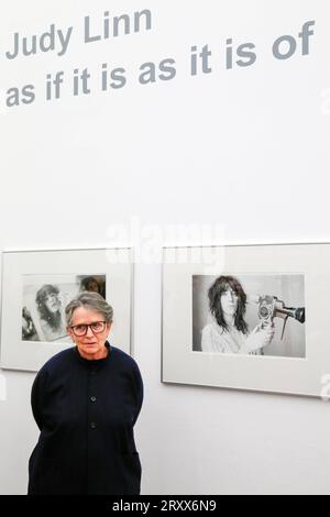 Judy Linn bei der Eröffnung ihrer Einzelausstellung im Haus am Kleistpark, Berlin, 18.1.2015 Judy Linn *1947 in Detroit, USA, ist eine US-amerikanische Fotografin, die mit ihren Bildern von Patty Smith und Robert Mapplethorpe zwischen 1969 und 1976 bekannt wird. *** Judy Linn 18 1 2015 Judy Linn 1947 in Detroit, USA, ist eine US-amerikanische Fotografin, die zwischen 1969 und 1976 durch ihre Bilder von Patty Smith und Robert Mapplethorpe bekannt wurde Stockfoto