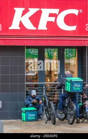 Preston Lancahsire, Vereinigtes Königreich Wetter. 27. September 2023. KFC Food Shops, Uber isst Lieferung an einem regnerischen Tag im Stadtzentrum. Credit MediaWorldImages/AlamyLiveNews Stockfoto