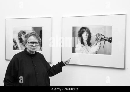 Judy Linn bei der Eröffnung ihrer Einzelausstellung im Haus am Kleistpark, Berlin, 18.1.2015 Judy Linn *1947 in Detroit, USA, ist eine US-amerikanische Fotografin, die mit ihren Bildern von Patty Smith und Robert Mapplethorpe zwischen 1969 und 1976 bekannt wird. *** Judy Linn 18 1 2015 Judy Linn 1947 in Detroit, USA, ist eine US-amerikanische Fotografin, die zwischen 1969 und 1976 durch ihre Bilder von Patty Smith und Robert Mapplethorpe bekannt wurde Stockfoto