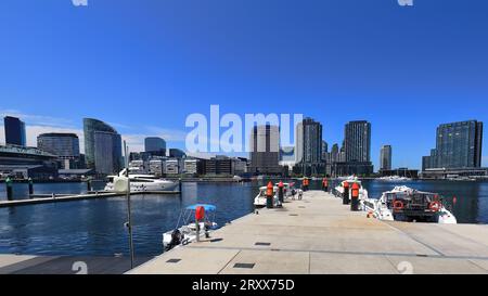 962 Blick auf die Wolkenkratzer der Victoria Harbour Promenade von Newquay Promenade, Vorort Docklands. Melbourne-Australien. Stockfoto