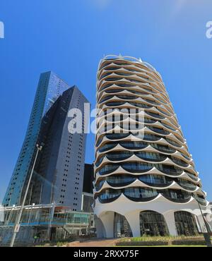 963 Hochhäuser und ein banksia-ähnlicher Turm im Hafengebiet von Newquay, Docklands. Melbourne-Australien. Stockfoto