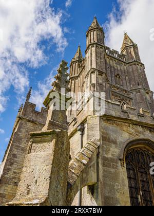 St Sampson's Church in Cricklade Wiltshire UK mit ihrem eleganten viertürmigen Turm, der von einer späteren, aus dem Jahr 1569 stammenden Stütze gestützt wird Stockfoto