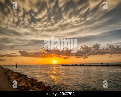 Sonnenuntergang über dem Gulf Intracoastal Waterway zum Golf von Mexiko vom Venice Jetty in Venice Florida USA Stockfoto