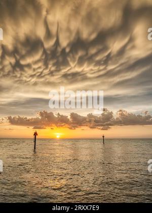 Sonnenuntergang über dem Gulf Intracoastal Waterway zum Golf von Mexiko vom Venice Jetty in Venice Florida USA Stockfoto