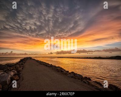 Sonnenuntergang über dem Gulf Intracoastal Waterway zum Golf von Mexiko vom Venice Jetty in Venice Florida USA Stockfoto