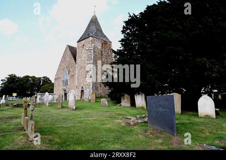 Derek Jarmans schlichter Grabstein aus grauem Schiefer auf dem Friedhof der St. Clemens Church, New Romney, Romney Marsh Kent. Der Grabstein trägt nur seinen Namen. Stockfoto