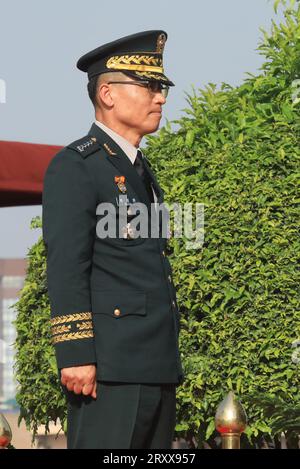 Stabschef des Generalparks der Republik Korea, Jeong Hwan, inspiziert die militärische Ehrenwache bei seiner Ankunft auf dem Rasen von South Block in Neu-Delhi. Stockfoto