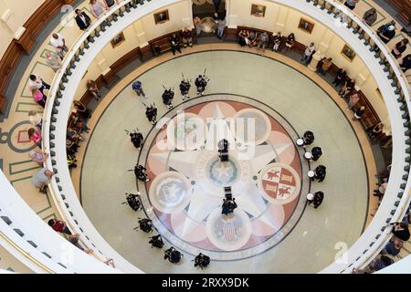 Austin Texas USA, 11. September 2023: Ein aus Texas stammendes Drum and Bagpiper Corps tritt in der Texas Capitol Rotunde am 22. Jahrestag der Angriffe vom 11. September mit einer düsteren Gedenkzeremonie auf. Touristen beobachteten vom 2. Und 3. Balkon während der Gedenkfeier. ©Bob Daemmrich Stockfoto