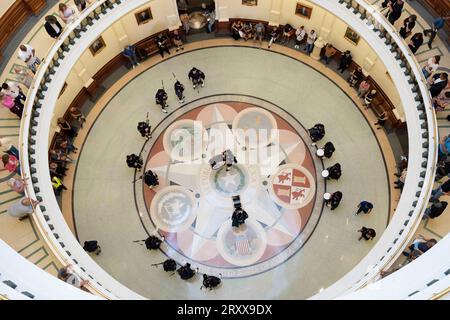 Austin Texas USA, 11. September 2023: Ein aus Texas stammendes Drum and Bagpiper Corps tritt in der Texas Capitol Rotunde am 22. Jahrestag der Angriffe vom 11. September mit einer düsteren Gedenkzeremonie auf. Touristen beobachteten vom 2. Und 3. Balkon während der Gedenkfeier. ©Bob Daemmrich Stockfoto