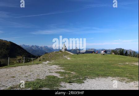 Wallberg, Bayern, Deutschland 27. September 2023: Hier der Blick von der Bergstation der Wallbergbahn auf das bekannte Kirchlein, Kapelle heilig Kreuz, Fotomotiv, Tourismus, wandern, spazieren, Ausblick, Panorama, Rottach-Egern, Touristen, im Hintergrund der Blick vom Karwendel bis zur Zugspitze *** Wallberg, Bayern, Deutschland 27. September 2023 hier der Blick von der Bergstation der Wallbergbahn auf die berühmte kleine Kirche, Kapelle Heiliges Kreuz, Fotomotiv, Tourismus, Wandern, Wandern, Aussicht, Panorama, Rottach Egern, Touristen, im Hintergrund der Blick von Karwendel bis Zugspitze Stockfoto