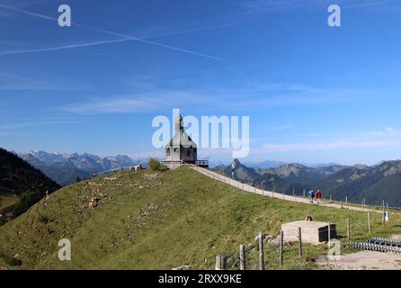 Wallberg, Bayern, Deutschland 27. September 2023: Hier der Blick von der Bergstation der Wallbergbahn auf das bekannte Kirchlein, Kapelle heilig Kreuz, Fotomotiv, Tourismus, wandern, spazieren, Ausblick, Panorama, Rottach-Egern, Touristen, im Hintergrund der Blick vom Karwendel bis zur Zugspitze *** Wallberg, Bayern, Deutschland 27. September 2023 hier der Blick von der Bergstation der Wallbergbahn auf die berühmte kleine Kirche, Kapelle Heiliges Kreuz, Fotomotiv, Tourismus, Wandern, Wandern, Aussicht, Panorama, Rottach Egern, Touristen, im Hintergrund der Blick von Karwendel bis Zugspitze Stockfoto