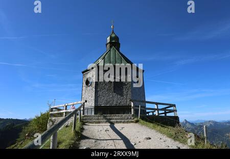 Wallberg, Bayern, Deutschland 27. September 2023: Hier der Blick von der Bergstation der Wallbergbahn auf das bekannte Kirchlein, Kapelle heilig Kreuz, Fotomotiv, Tourismus, wandern, spazieren, Ausblick, Panorama, Rottach-Egern, Touristen *** Wallberg, Bayern, Deutschland 27 September 2023 hier der Blick von der Bergstation der Wallbergbahn auf die berühmte kleine Kirche, Kapelle Heiliges Kreuz, Fotomotiv, Tourismus, Wandern, Wandern, Aussicht, Panorama, Rottach Egern, Tourist Stockfoto