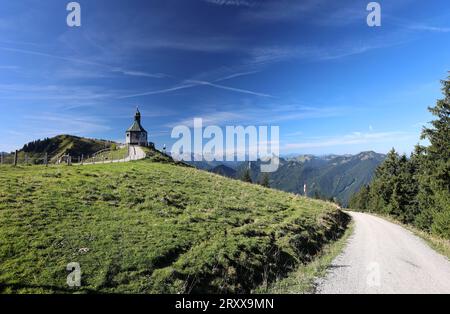 Wallberg, Bayern, Deutschland 27. September 2023: Hier der Blick von der Bergstation der Wallbergbahn auf das bekannte Kirchlein, Kapelle heilig Kreuz, Fotomotiv, Tourismus, wandern, spazieren, Ausblick, Panorama, Rottach-Egern, Touristen, links der Setzberg, rechts Zugspitze und Ross und Buchstein *** Wallberg, Bayern, Deutschland 27. September 2023 hier der Blick von der Bergstation der Wallbergbahn auf die berühmte kleine Kirche, Kapelle Heiliges Kreuz, Fotomotiv, Tourismus, Wandern, Wandern, Aussicht, Panorama, Rottach Egern, Touristen, links auf dem Setzberg, rechts auf der Zugspitze und Ross und Buchstein Stockfoto