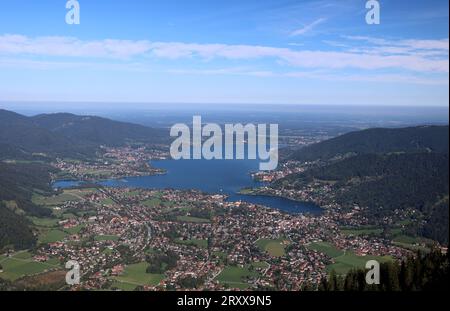 Wallberg, Bayern, Deutschland 27. September 2023: Hier der Blick von der Bergstation der Wallbergbahn auf die Ortschaft Rottach-Egern unten, Bad Wiessee mitte links und dem Tegernsee von oben, oben im Dunst die Stadt München *** Wallberg,Bavaria, Deutschland 27. September 2023 hier der Blick von der Bergstation der Wallbergbahn auf das Dorf Rottach Egern unten, Bad Wiessee Mitte links und den Tegernsee von oben, oben im Dunst der Stadt München Stockfoto