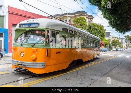 San Francisco, CA - 21. Oktober 2023: Oldtimer-Standwagen an einer Haltestelle im Castro-Viertel Stockfoto