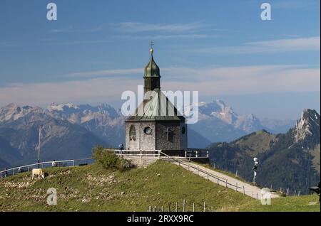 Wallberg, Bayern, Deutschland 27. September 2023: Hier der Blick von der Bergstation der Wallbergbahn auf das bekannte Kirchlein, Kapelle heilig Kreuz, Fotomotiv, Tourismus, wandern, spazieren, Ausblick, Panorama, Rottach-Egern, Touristen, links das Karwendel, rechts die Zugspitze *** Wallberg, Bayern, Deutschland 27. September 2023 hier der Blick von der Bergstation der Wallbergbahn auf die berühmte kleine Kirche, Kapelle Heiliges Kreuz, Fotomotiv, Tourismus, Wandern, Wandern, Aussicht, Panorama, Rottach Egern, Touristen, links das Karwendel, rechts die Zugspitze Stockfoto