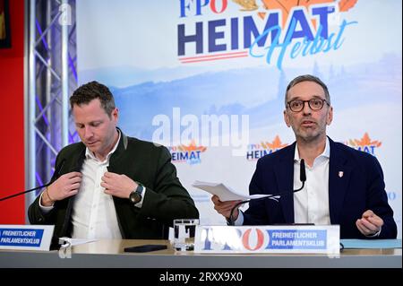 Wien, Österreich. September 2023 27. Pressekonferenz mit FPÖ-Generalsekretär NAbg. Michael Schnedlitz ( L) und FPÖ-Bundesparteivorsitzender Klubvorsitzender NAbg. Herbert Kickl (R). Thema: „Präsentation der Herbstoffensive der FPÖ“ Stockfoto