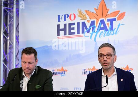 Wien, Österreich. September 2023 27. Pressekonferenz mit FPÖ-Generalsekretär NAbg. Michael Schnedlitz ( L) und FPÖ-Bundesparteivorsitzender Klubvorsitzender NAbg. Herbert Kickl (R). Thema: „Präsentation der Herbstoffensive der FPÖ“ Stockfoto