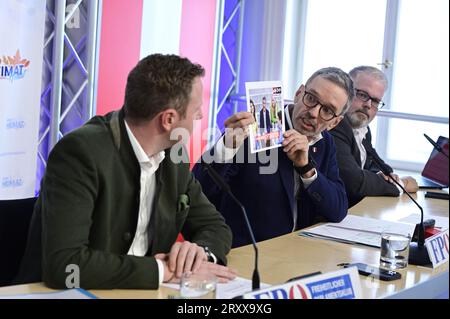 Wien, Österreich. September 2023 27. Pressekonferenz mit FPÖ-Generalsekretär NAbg. Michael Schnedlitz (1. Von L) und FPÖ-Bundesparteivorsitzender Klubvorsitzender NAbg. Herbert Kickl (2. Von L). Thema: „Präsentation der Herbstoffensive der FPÖ“ Stockfoto