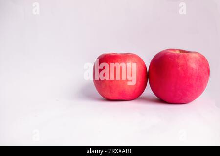 Zwei rote Fuji-Äpfel in weißem isoliertem Hintergrund Stockfoto