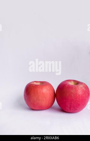 Zwei rote Fuji-Äpfel in weißem isoliertem Hintergrund Stockfoto