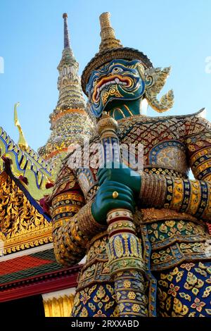 Dämonenwächter im Wat Phra Kaew (Tempel des Smaragd-Buddha), Grand Palace in Bangkok. Stockfoto