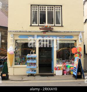 Strandgeschäft in Robin Hoods Bay, Yorkshire Stockfoto