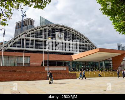 Die Fassade des Bahnhofsgebäudes von Manchester ist heute ein Ausstellungs- und Konferenzzentrum, in dem die Konservative Party-Konferenz stattfindet Stockfoto