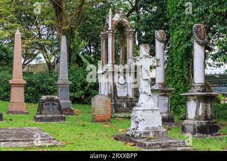 Grabsteine auf dem Friedhof im Fort Canning Park, Singapur Stockfoto