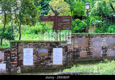 Grabsteine auf dem Friedhof im Fort Canning Park, Singapur Stockfoto